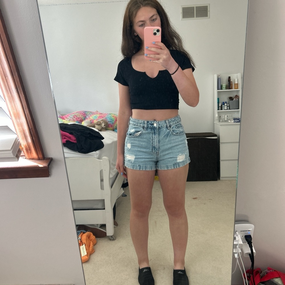 LIGHT WASH PACSUN MOM JEAN SHORTS!!